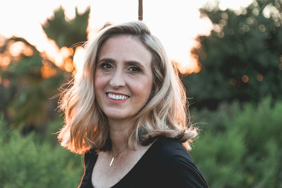 Femme d'une quarantaine d'années, souriante au soleil