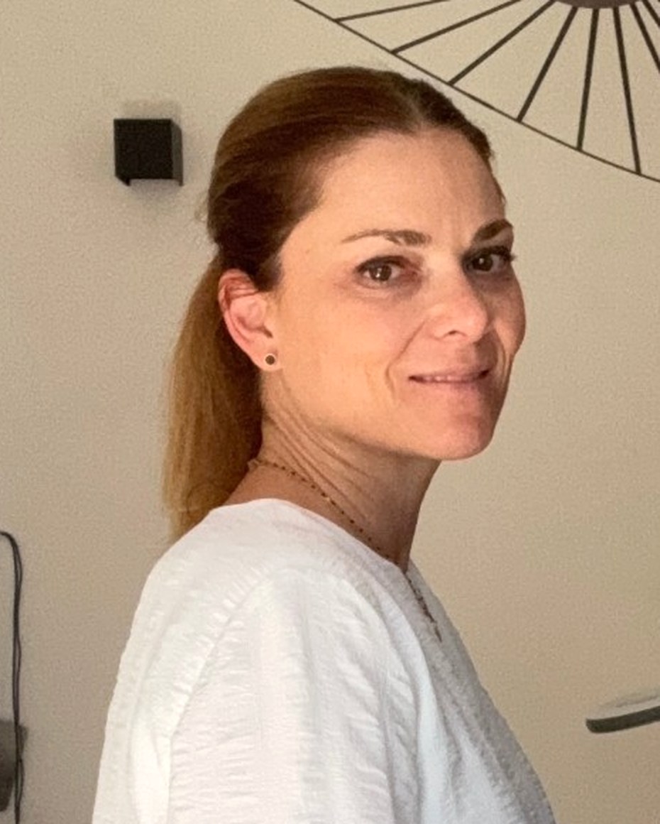 Solène L., dermatologue, en robe blanche dans son cabinet